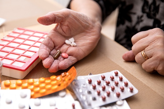 Helping a Senior Manage Medications in Tampa Bay, FL