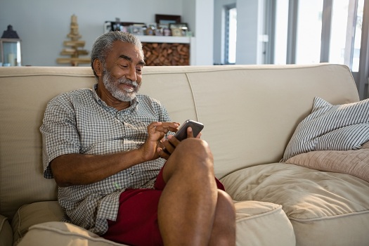 Tips to Encourage Your Senior Parent to Use Technology in Tampa Bay, FL
